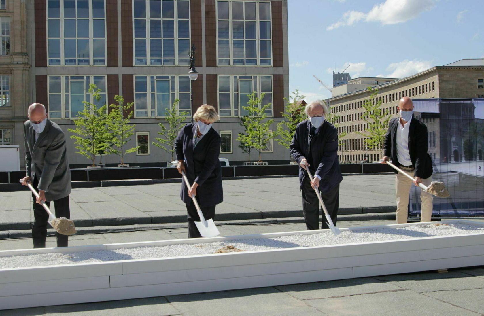 Der symbolische Spatenstich für das Freiheits- und Einheitsdenkmal, ausgeführt von Norbert Lammert, Bundestagspräsident a. D., Monika Grütters, Beauftragte der Bundesregierung für Kultur und Medien a. D., Wolfgang Thierse, Bundestagspräsident a. D., und Sebastian Lenz, Architekt (v.l.n.r.)