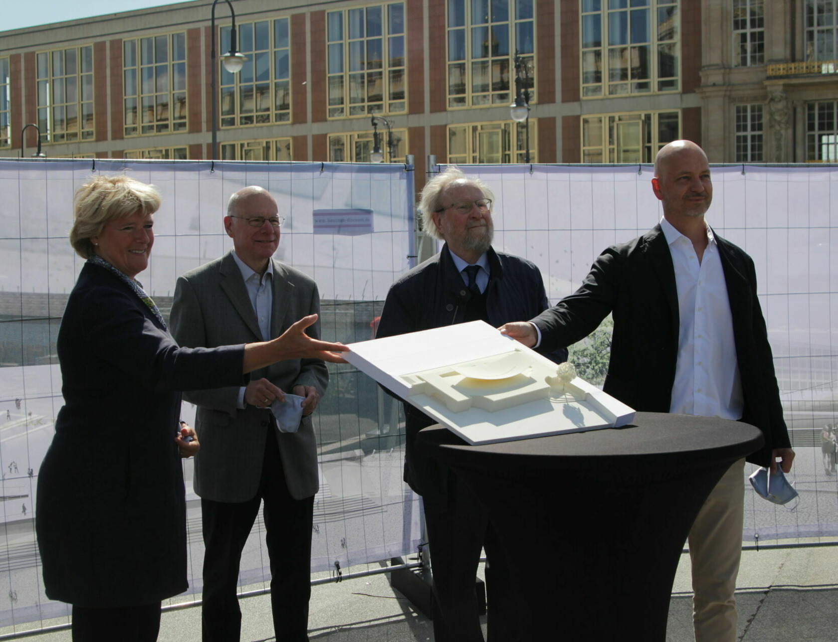 Monika Grütters, Beauftragte der Bundesregierung für Kultur und Medien a. D., Norbert Lammert, Bundestagspräsident a. D., Wolfgang Thierse, Bundestagspräsident a. D., und Sebastian Lenz, Architekt, mit dem Modell des Freiheits- und Einheitsdenkmals (v.l.n.r.)