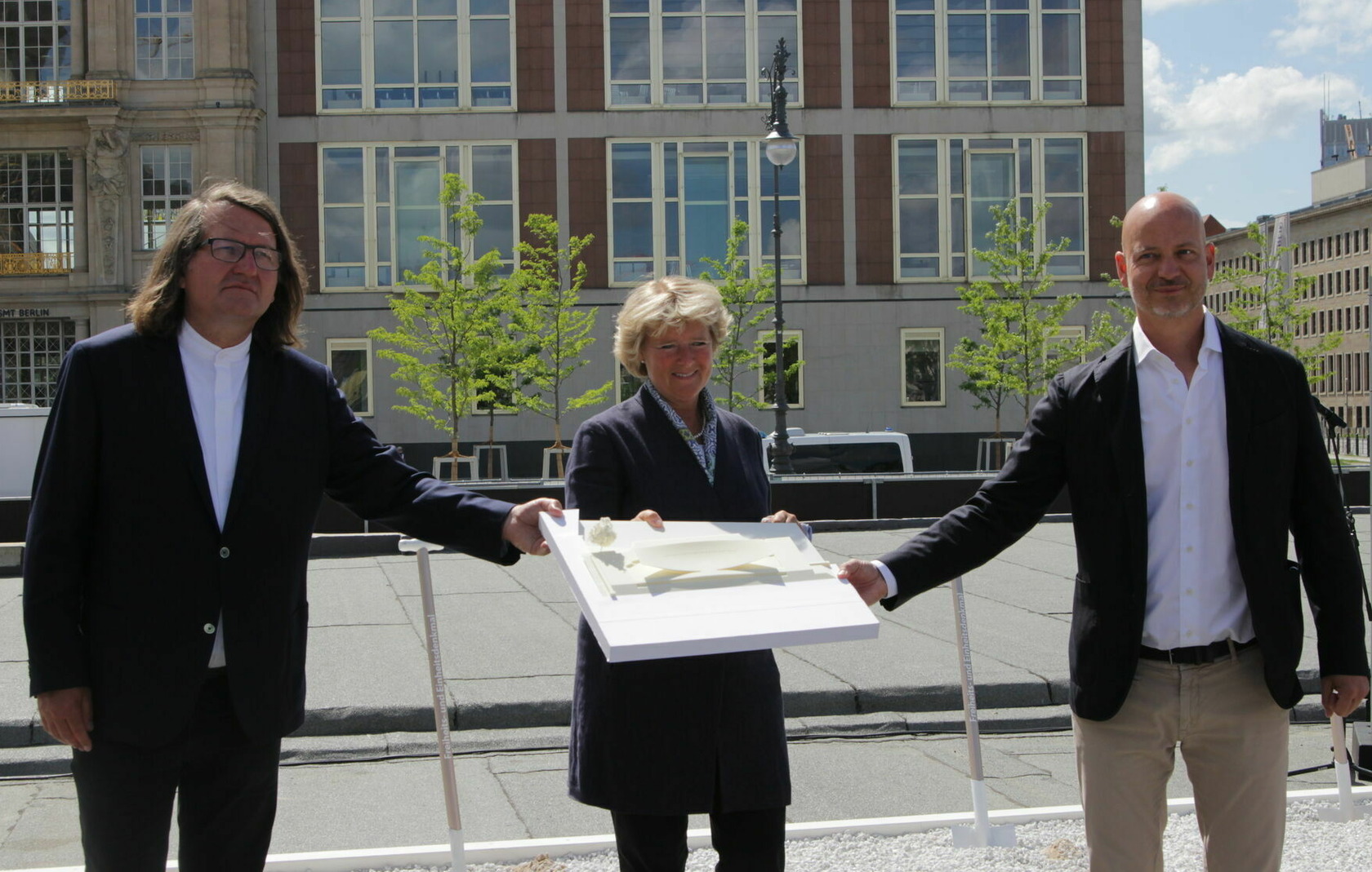 Monika Grütters, Beauftragte der Bundesregierung für Kultur und Medien a. D., (Mitte), Johannes Milla und Sebastian Letz, Architekten des Denkmals (v.l.n.r.)